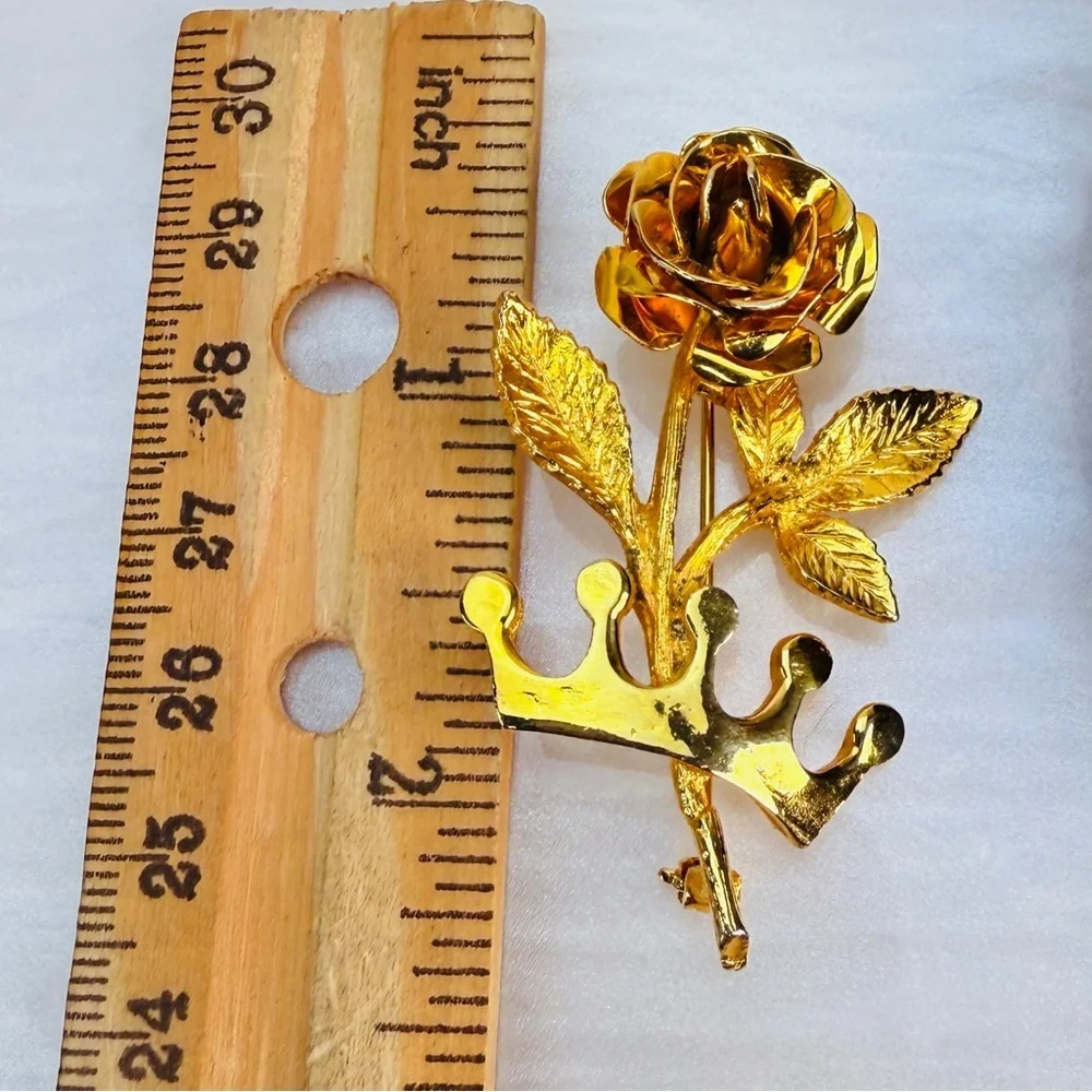 Elegant vintage 3-D flower crown goldtone brooch pin
